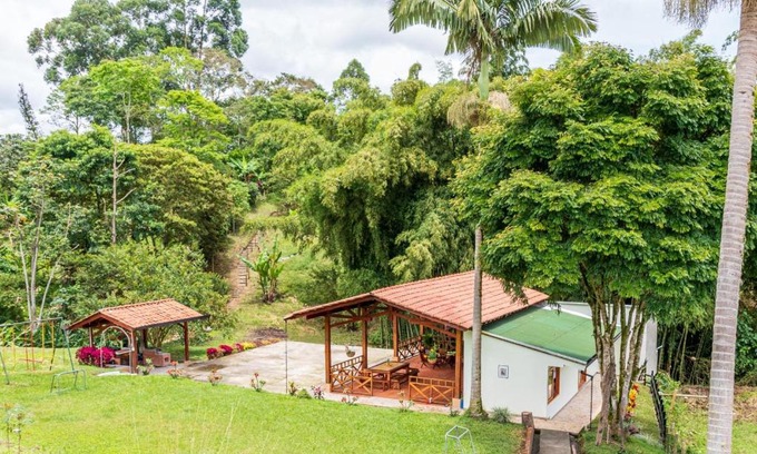 Alegrias Ski Chalet | Agradable cabaña cafetera con jacuzzi a 12 min del centro de pereira