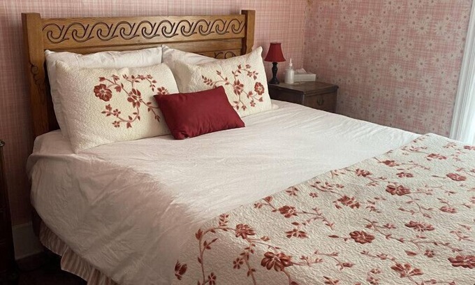 Tofte Hotel | AH #11 · AH #11 Queen Suite w/Tub/Shower