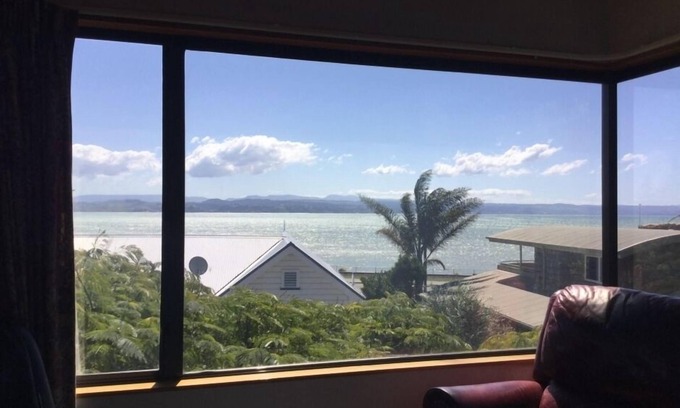 Bluff Hill House | Ahuriri, Seaside in the City (+ free wi-fi, secure parking)