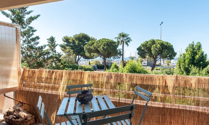 Saint-Laurent-du-Var Apartment | Air-conditioned apartment facing the port of Saint Laurent with 2 bedrooms