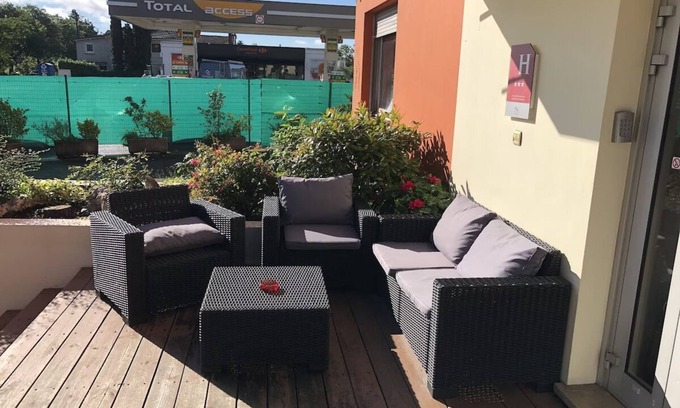 Saint-Priest Hotel | Air Conditioned Flat at the gates of Lyon: Delightful Breakfast Available