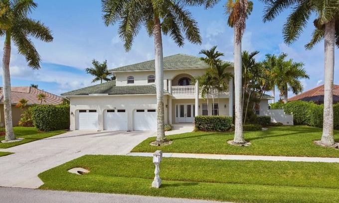 Marco Island House | Air Conditioned Game Room With Pool Table,ping Pong,air Hockey & 65in Tv's