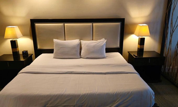 Ludlam Condo | Airport MIA, Convenient King Studio w Kitchen