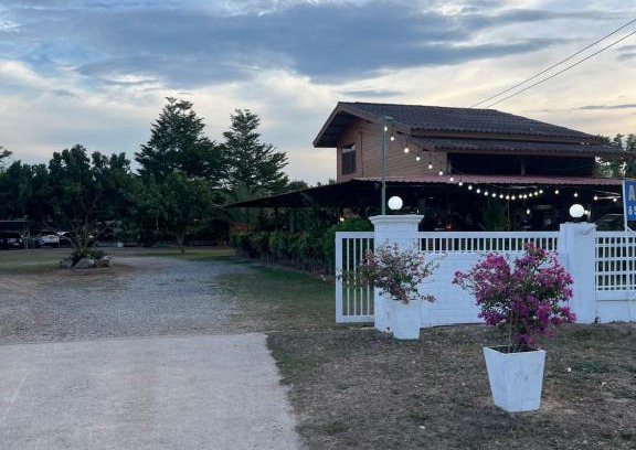 Nikhom Huai Phueng House | AJ Pizza and Steakhouse