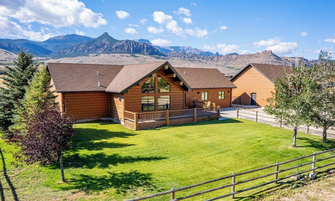 Wapiti House | AJ's Outpost- Comfortable family retreat with mountain views