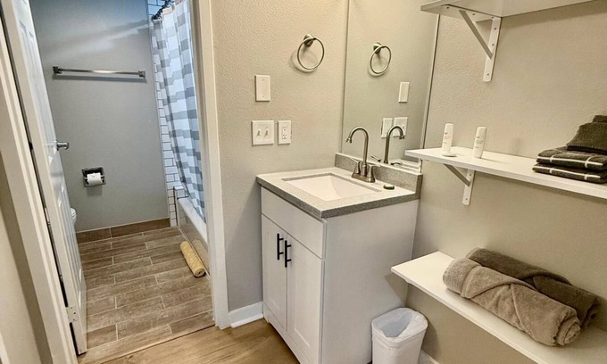 South Central Omaha Apartment | Aksarben Gem near UNO