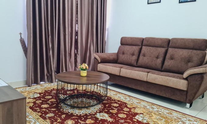 Kota Warisan Apartment | Alanis Suite KLIA1 With Neflix
