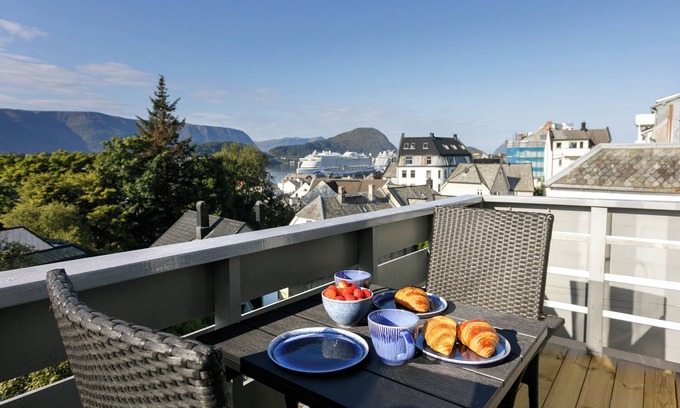 Alesund Apartment | Ålesund center modern apartment with terrace and stunning ocean & Mountain view!