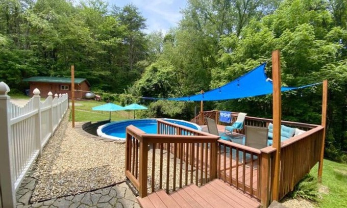 Logan Cabin | All Year Fun! Pool w Deck, Hot Tub, Foosball, Air Hockey, Nature, Pet Friendly!