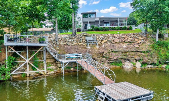 Trimble House | Allie's on the Rocks pet-friendly lake bungalow