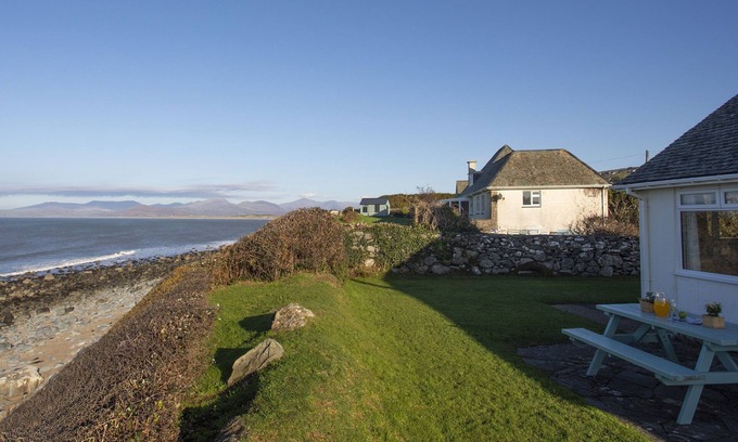 Llanfair Cottage | ALLT Y MOR, pet friendly, with open fire in Harlech