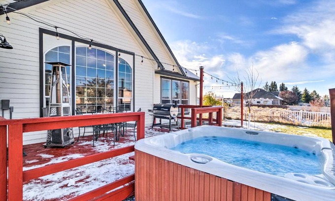 Altamont House | Alluring Home with Fire Pit Less Than half Mi to OIT!