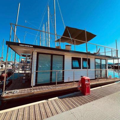 Licola Boat Rental | ALMALO Floating House - Casa Galleggiante