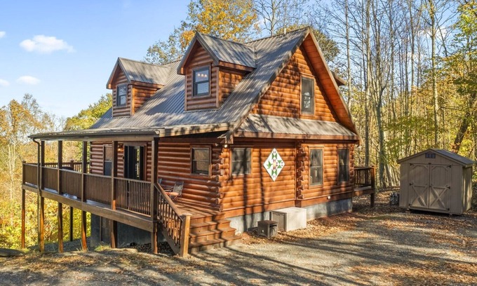Lansing Cabin | Alpen Rose-Open for Bookings! VIEWS, Hot Tub, Wi-Fi