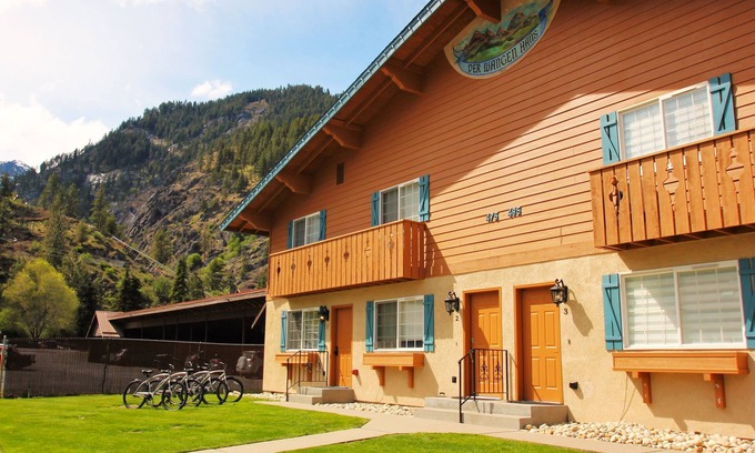 Downtown Leavenworth Condo | Alpine Escape: Townhouse w/Hot Tub: Downtown!