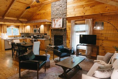 Bowen House | "Alpine Hills" Cozy Hideaway RRG Cabin w/Hot Tub