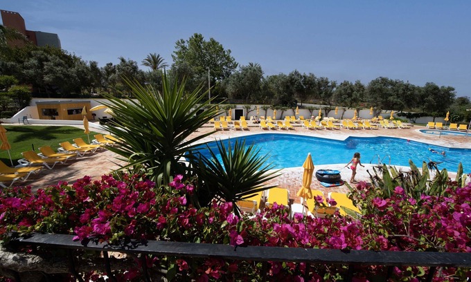 Alvor Apartment | Alto Club, Alvor. Quiet, comfortable apartment in this acclaimed holiday resort