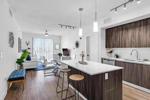Doral Apartment | Amazing 2 Bedroom Unit In Doral Miami With Free Parking