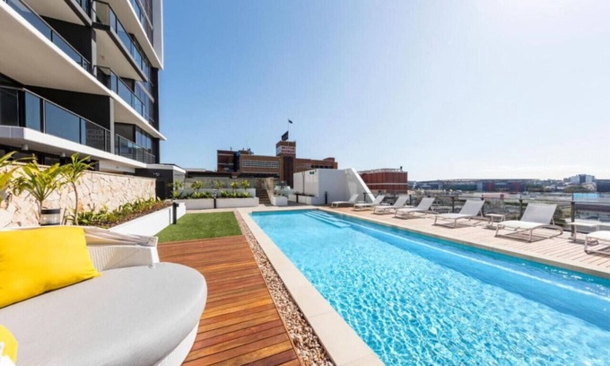Milton Apartment | Amazing 2BR delicate Apt, 1min to train station