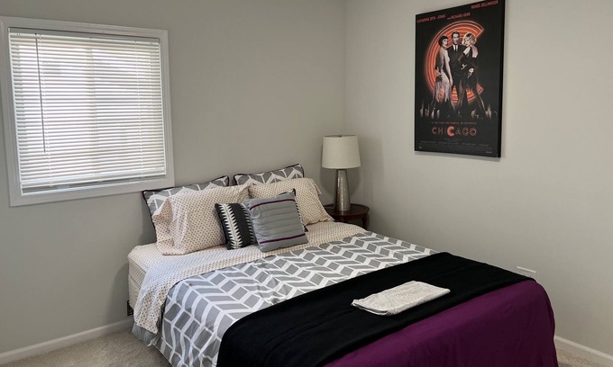 Romeoville House | π¦ Amazing 3BR Condo, King Bed With Free Parking π¦