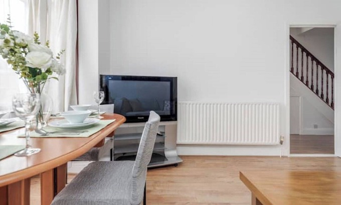Havering House | Amazing 4 Bedrooms House near Romford Station