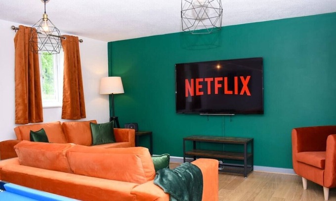 Laindon House | Amazing 4BR Near Hospital, Free Parking, Sleeps 10