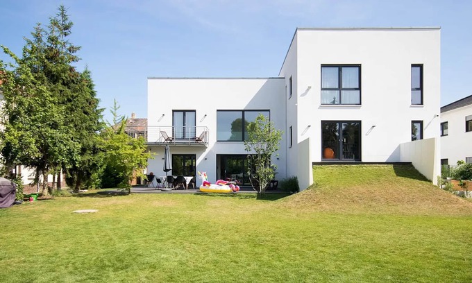 Markkleeberg Villa | Amazing 5 Bedroom Designer Bauhaus - 5 Mins from the Lake