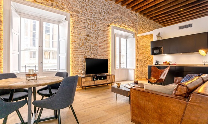 Old Town Apartment | Amazing apartment with balconies in city center. Plaza España III