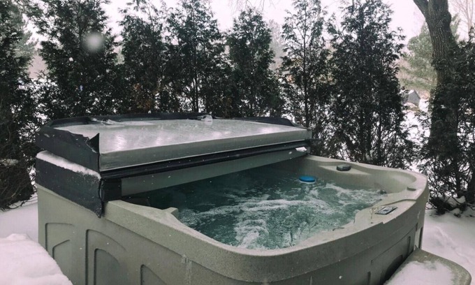 The Blue Mountains House | Amazing Blue Mountain Chalet with Hot Tub,9 Bedrooms, Sleeps 20,Pet Friendly.