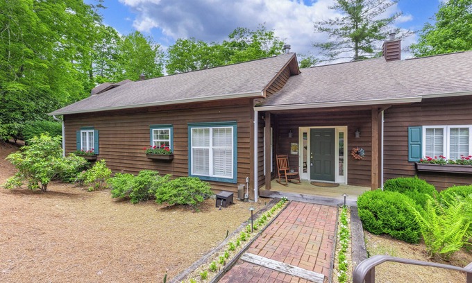Sapphire Condo | Amazing condo in Sapphire within walking distance to Fairfield Lake