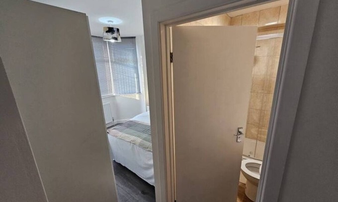 Ponders End Apartment | Amazing Double En-suite Room