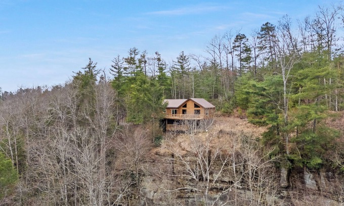 Zoe Cabin | Amazing Grace Cabin at Red River Gorge! Million dollar views! Sleeps 12! Hot tub