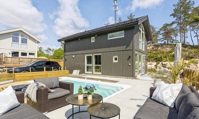 Arendal House | Amazing home in Færvik with WiFi