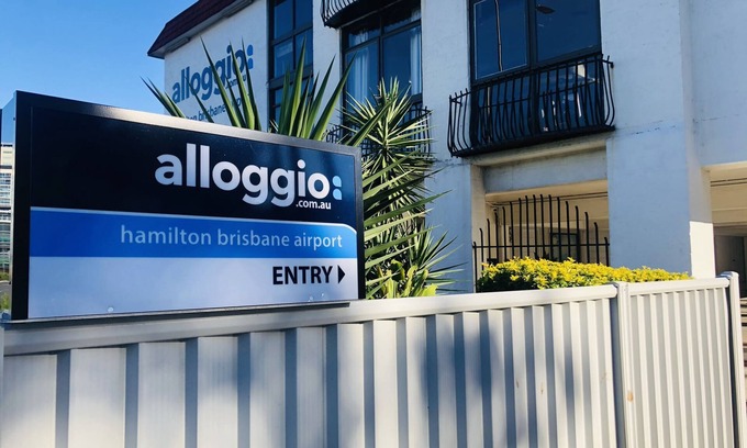 Hamilton House | Amazing location Motel room with bathroom, includes wifi, carpark & utilities