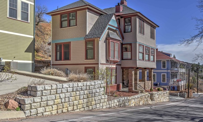Manitou Springs House | Amazing Manitou Retreat, Trails, Shopping and Dining Walk to Incline and Cog Railway, AC, Wifi,Grill