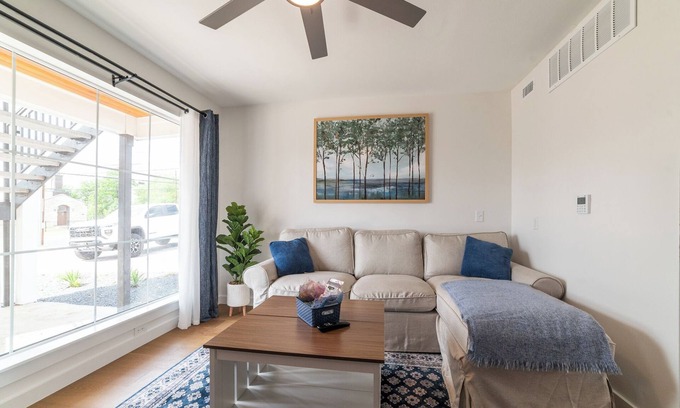 Hancock Apartment | Amazing NEW Austin Gem – Free Snacks, Wi-fi, Steps to UT, Med Center & Bus Stop