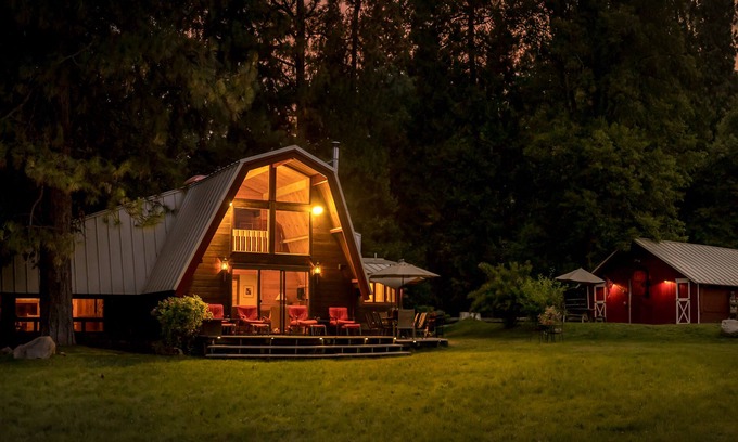 Mount Shasta House | Amazing property & Shasta views, private lake, dark skies, close to everything