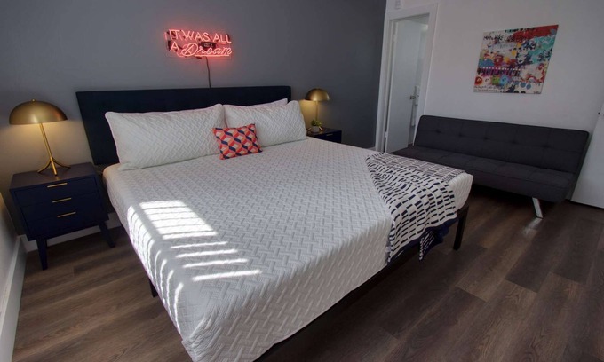 Midtown Condo | ✨ Amazing Renovated One Bedroom w/Free Parking and Pool with Balcony