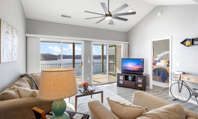 Lakeland Condo | AMAZING TOP FLOOR LAKE VIEWS! UPDATED CONDO, 3 BR/2BA, GREAT LOCATION, 39' SLIP