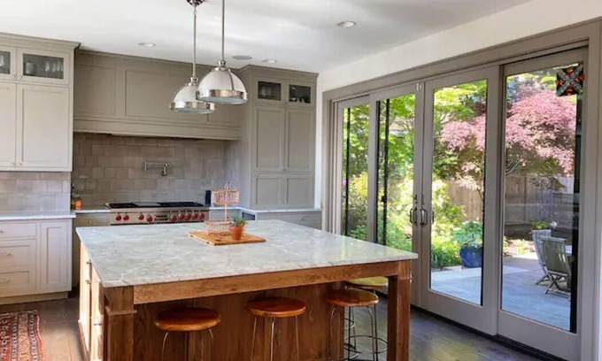 Broadview House | Amazing VIEW luxury home with sports court!