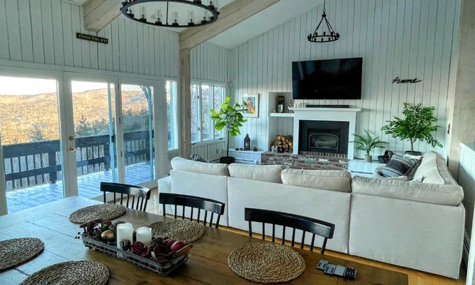 Campton House | Amazing View Retreat Home