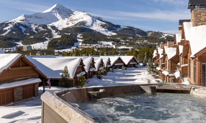 Big Sky Villa | Amazing Views - Close to it All!