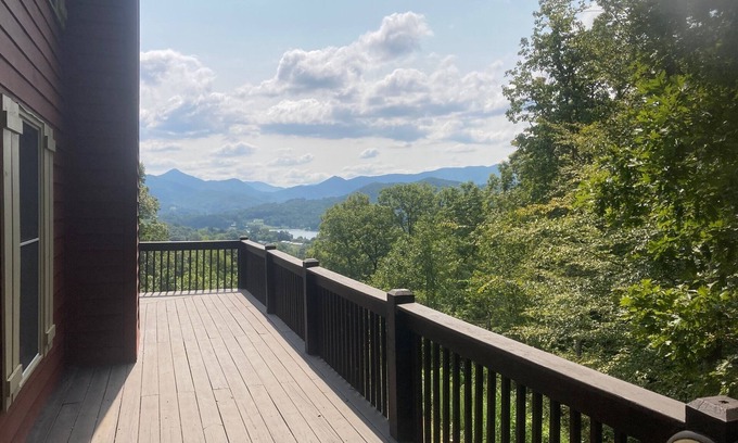 Hiawassee Cabin | Amazing Views! Creekside Cabin, Wrap Around Porch, Close to Town! Dogs Welcome!