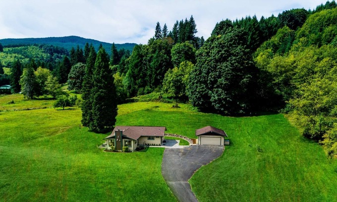 Ariel House | Amazing Views on Acreage, Pet Friendly, Near Stream, 10 Min to Lake Merwin, Great Base For St Helens