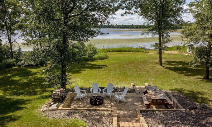 Ossipee House | Amazing Yard! Kayaks, Fire Pit, Games, Huge Family Room & More!