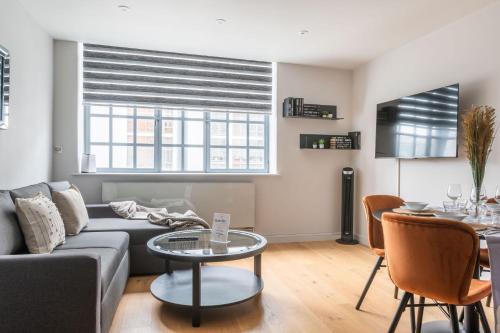 Clerkenwell Apartment | Amigos Nest - Farringdon - by Frankie Says
