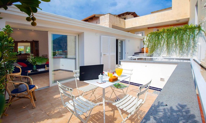 Sant'Agnello Apartment | AMORE RENTALS - Casa Iommart with Private Terrace, Air Conditioning and Internet Wi-Fi