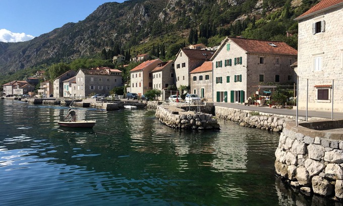 Muo Villa | An ancient stone house 4 meters from the sea and a walk to Kotor.