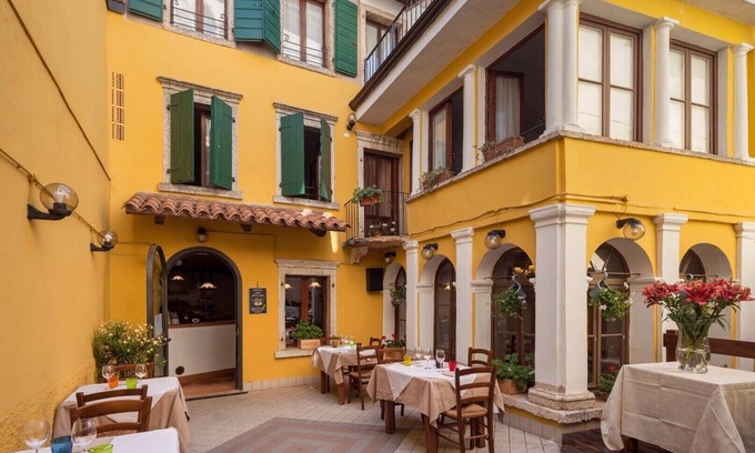 Caprino Veronese Bed & Breakfast | An old inn that is an italian landmark . about 200 years old "DOPPIA 5"