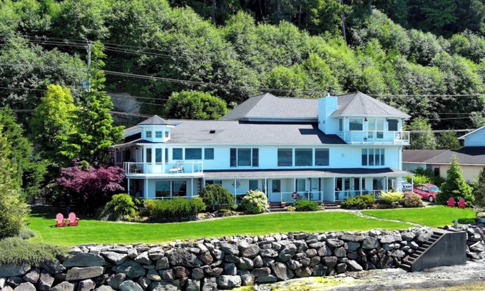 Ketchikan Apartment | Anchor Inn by the Sea on the waterfront in Ketchikan Alaska